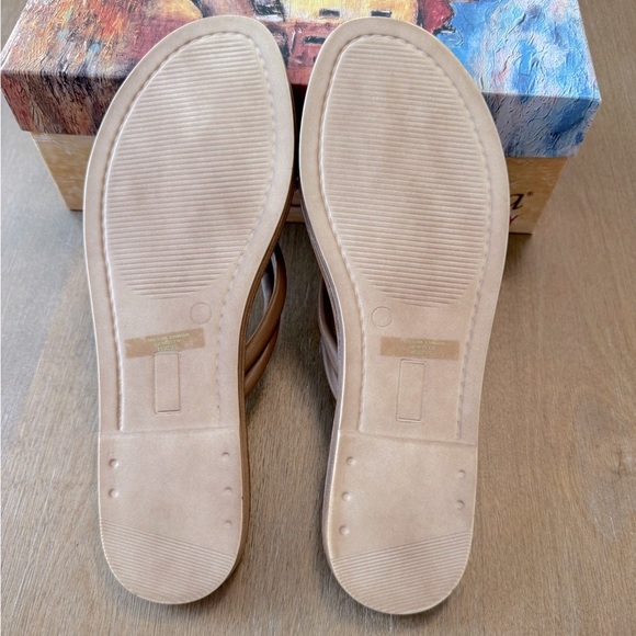 Women’s Bella Vita Flat Sandals - Picture 4 of 4